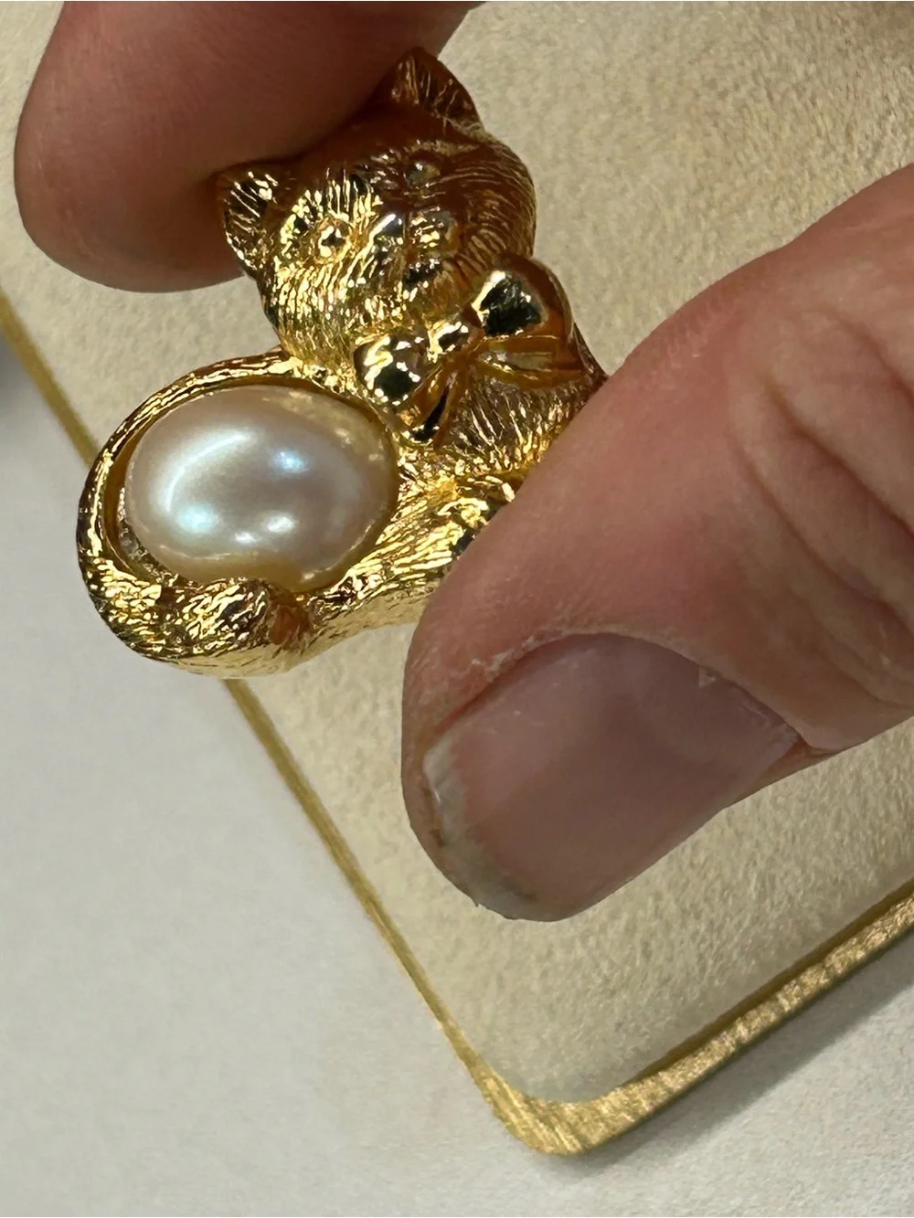 Vintage Avon gold tone kitty brooch with faux pearl tum tum